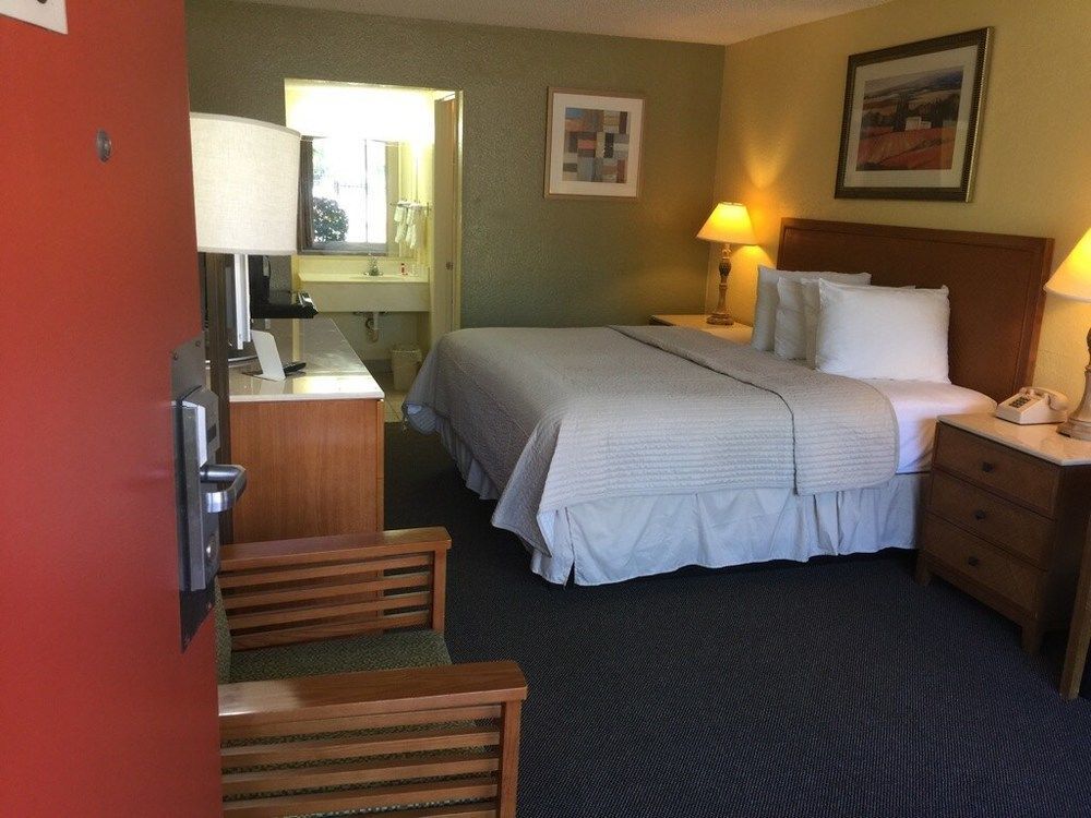 Days Inn By Wyndham Cocoa Cruiseport West At I-95/524 Экстерьер фото