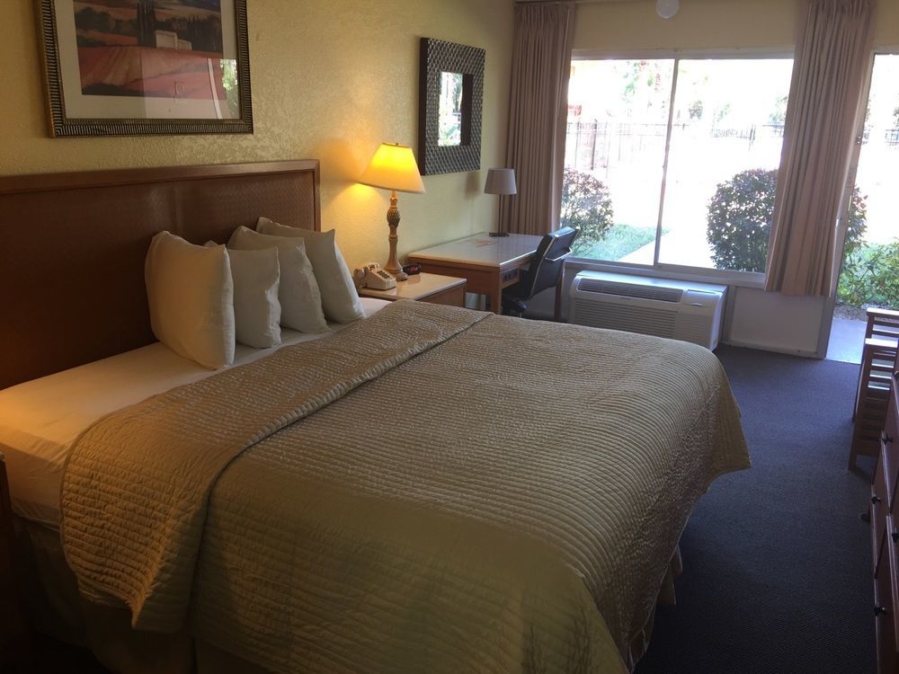 Days Inn By Wyndham Cocoa Cruiseport West At I-95/524 Экстерьер фото